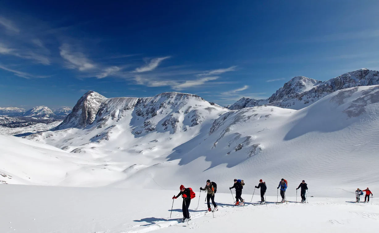 Skifahrer, die auf einem schneebedeckten Berg wandern