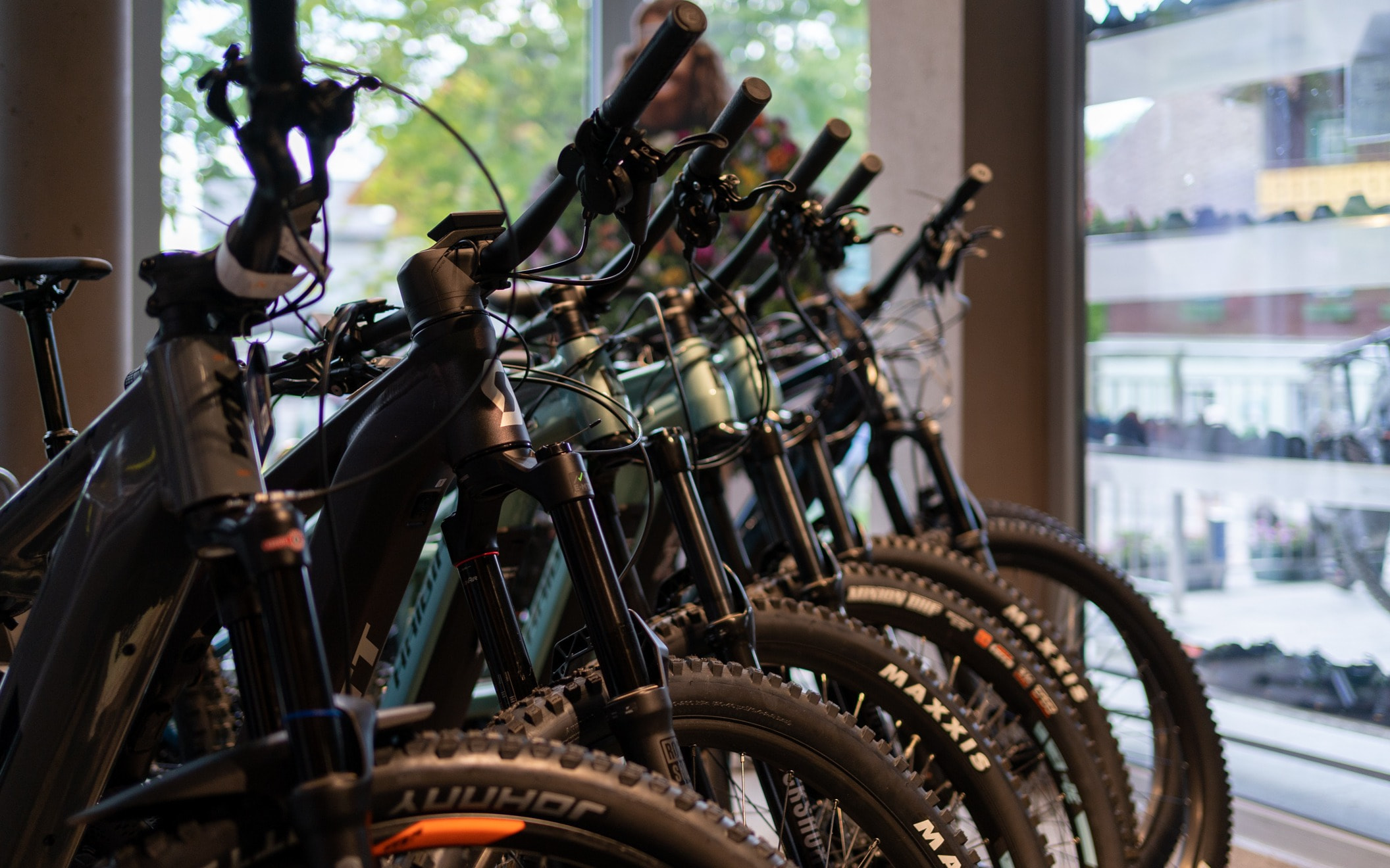 Ein Skifahrer in roter Jacke und Helm carvt durch den Schnee, eingebettet in große weiße Buchstaben „RENT“ auf blauem Hintergrund, die Action und Spannung vermitteln.